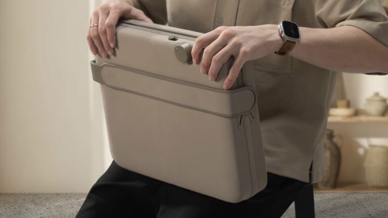 The Charcoal Case: Ergonomic Design and Simple Cleaning for City Commuters on Gadget Flow